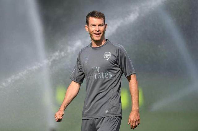 34岁瑞士老将表现抢眼，阿森纳一分没花抢到宝！