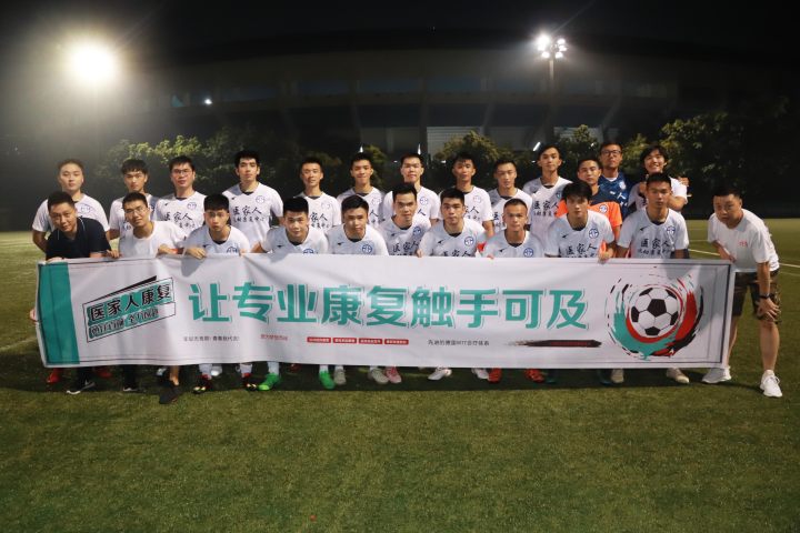 小池塘合影.JPG