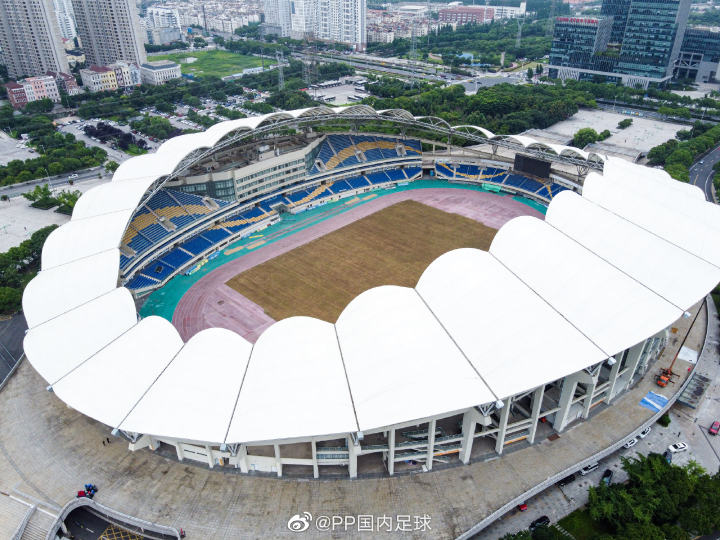 昆山市体育中心体育场,位于昆山市西部生态居住区,与占地3300多亩的