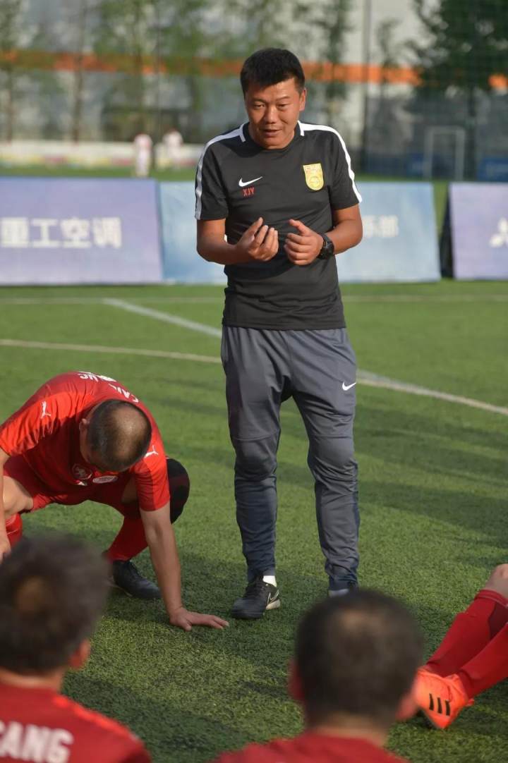 中场休息,川大野猪林主教练,前四川全兴队名宿徐建业临场指挥,果断变