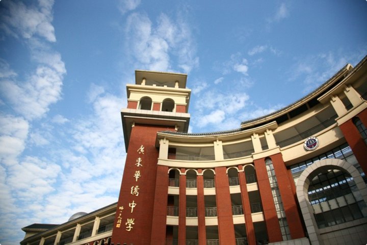 【新闻】传媒之星走进广东华侨中学,共建校园足球日献爱心