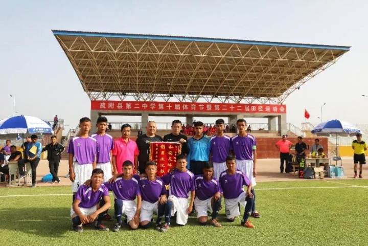 活动现场,疏附县塔什米里克中学向广东援疆干部王亮送来了"弘扬足球