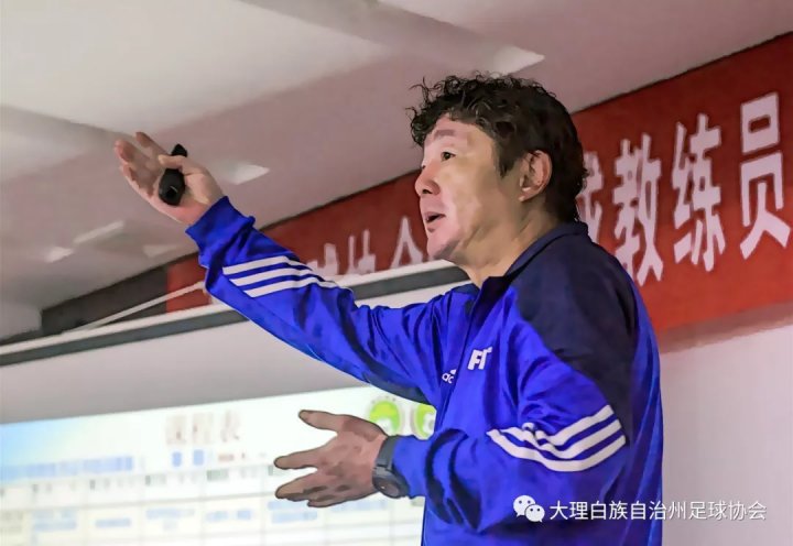 前中国男足国家队球员,中国足协讲师李勇在授课受训学员在专心听课