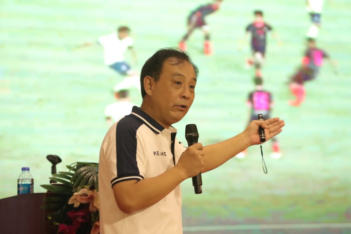 深圳市足协裁判顾问冯文强和全体参会裁判人员根据比赛录像共同深入