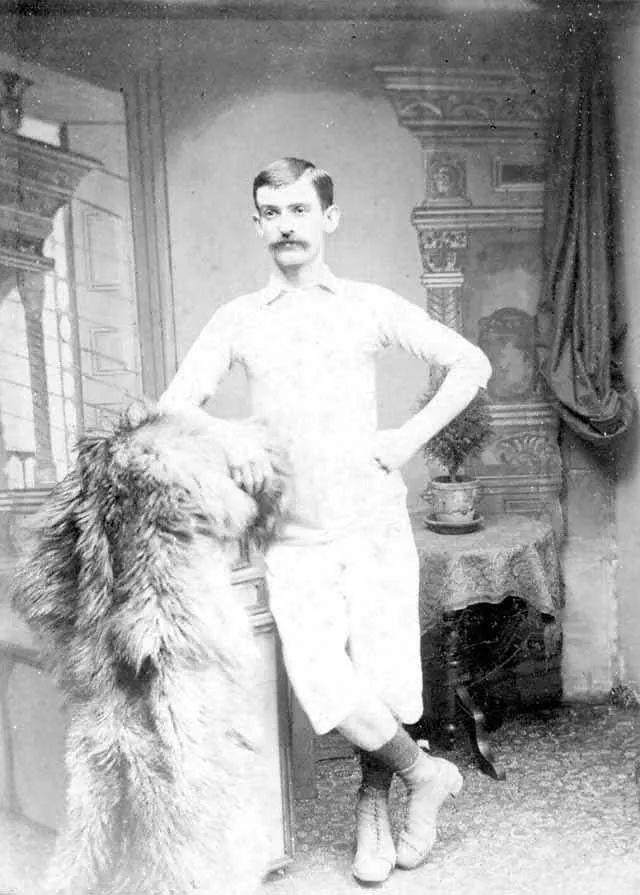 《足球英杰》是根据真实人物和真实事件改编,主人公弗格斯·苏特在