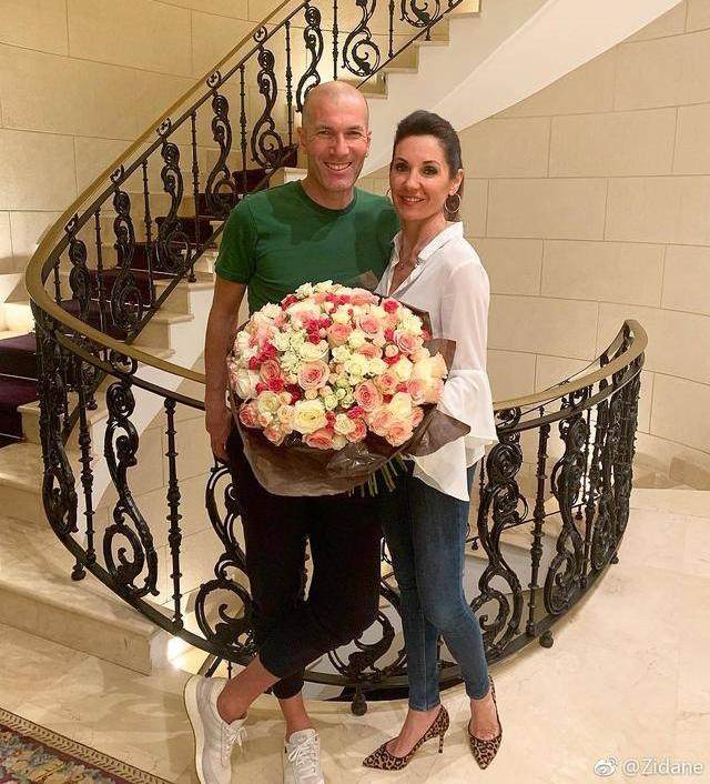 18岁的齐达内初踏足坛事业,在戛纳小城遇到了年长他一岁的维罗妮卡,一