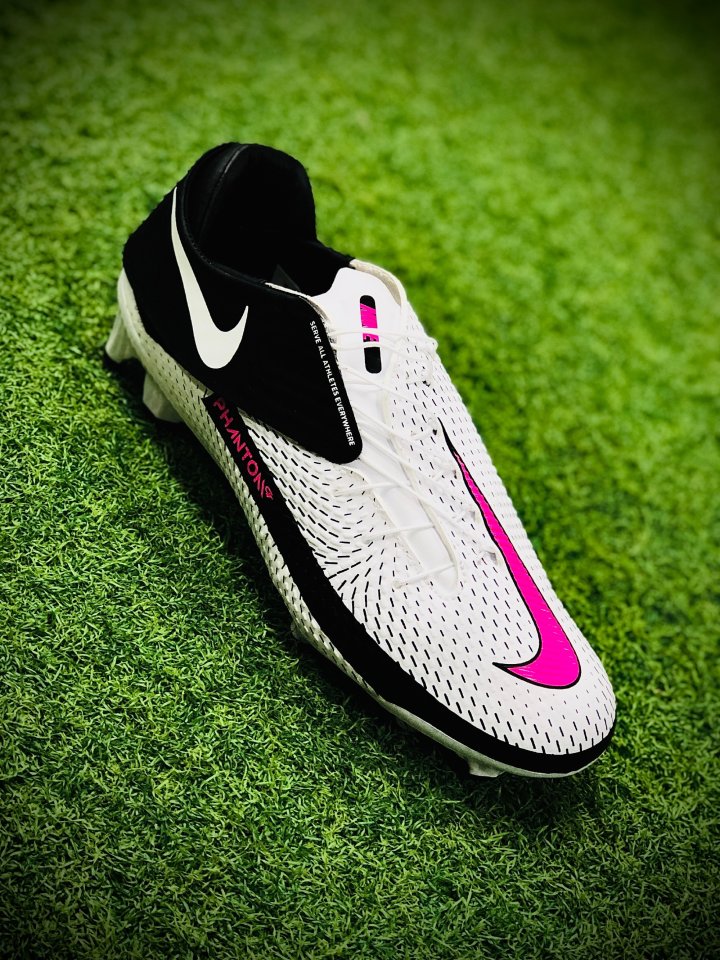 装备一只手就能穿的足球鞋nikephantomgtacdmyflyease
