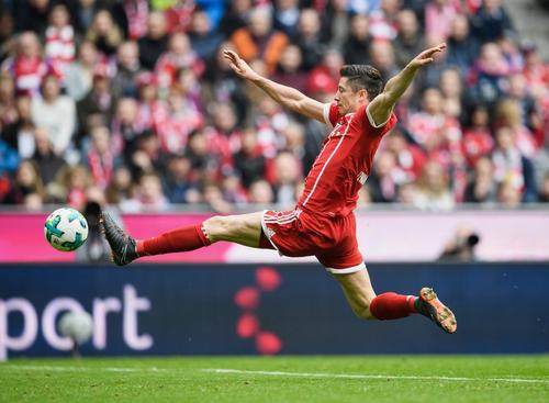 中场休息,莱万替补蒂亚戈登场; 51分钟,莱万得球射门,拿下首球; 52